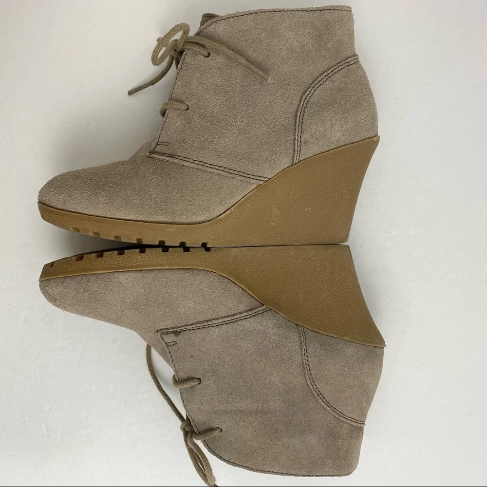 White Mountain size 7.5 Women’s Beige Suede Leather Lace Up Wedge Ankle Booties